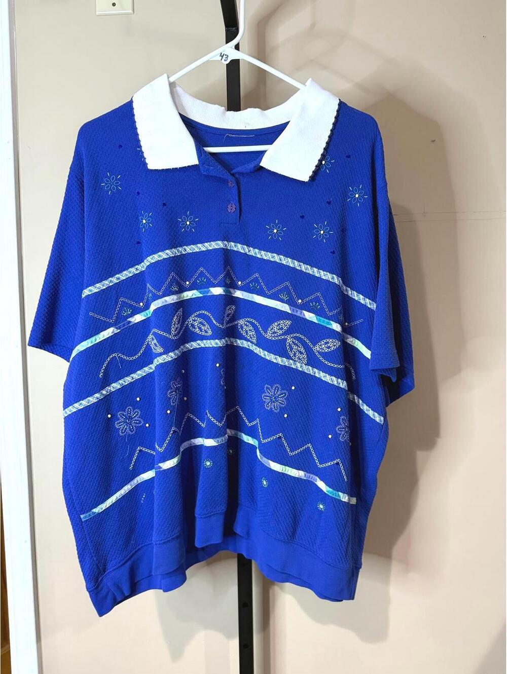 Vintage Blue Polo Shirt with White Collar and Decorative Pattern XL
